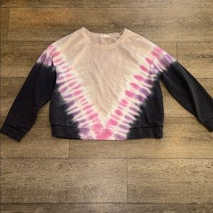 Beachlunchlounge -Tye Dye V-Pattern Pullover Sweatshirt in Pink, Purple & Black